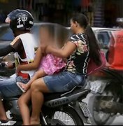 Criança de quatro anos é flagrada em moto sem qualquer proteção em Palmeira dos Índios