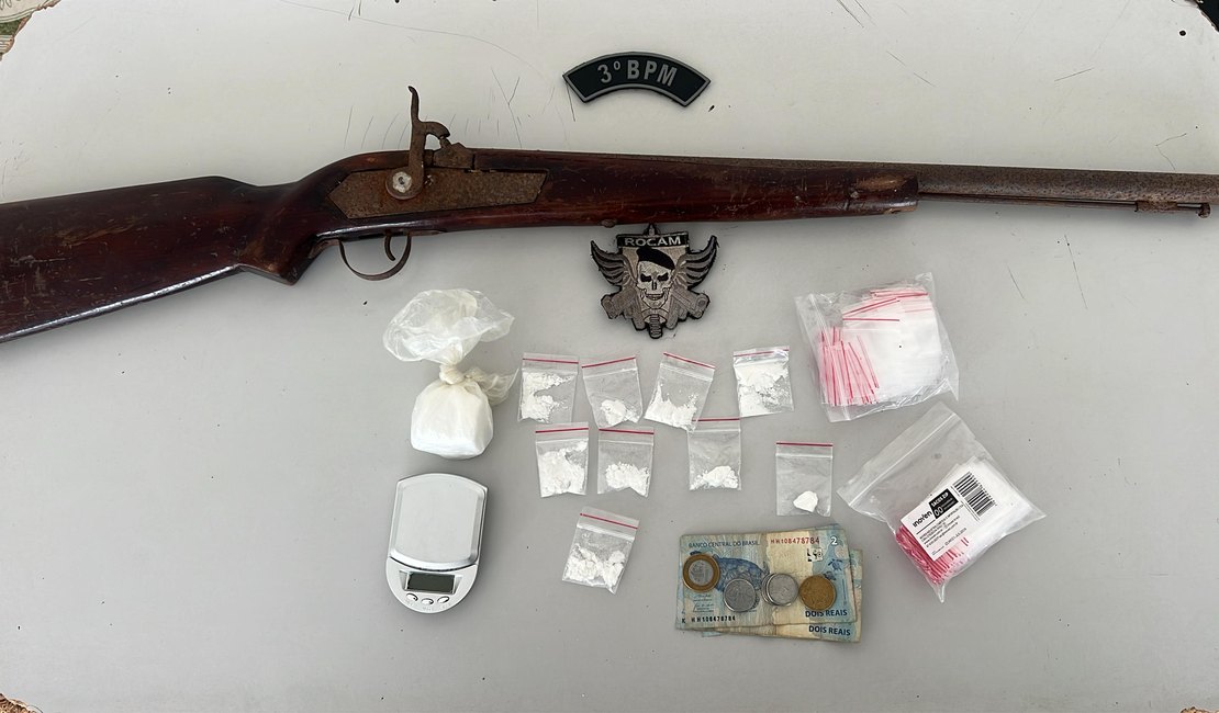 Denúncia de disparos leva à apreensão de droga, arma e balança em Feira Grande