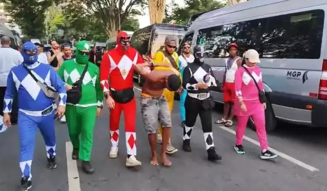 Policiais “Power Rangers” prendem homem durante carnaval de SP