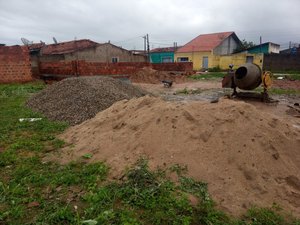 [Vídeo] Moradores fazem festa de “inauguração” para obra parada em Arapiraca 