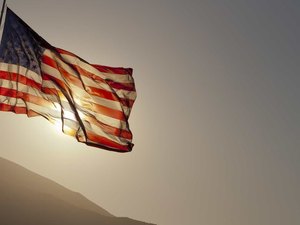 Preço do petróleo bate US$ 70 o barril em meio a troca de ameaças entre Trump e Irã