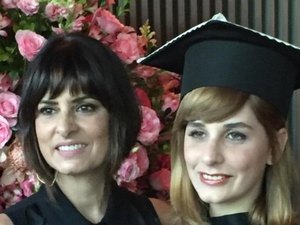 Fernanda Abreu comemora formatura da filha: 'Viva Sofia!'