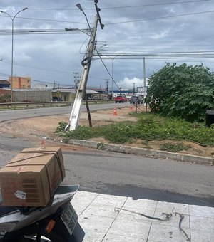 Poste de luz ameaça cair sobre veículos no bairro Jardim Esperança em Arapiraca