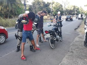 Homem com sinais de embriaguez passa falsa identidade para polícia e é preso em Maceió