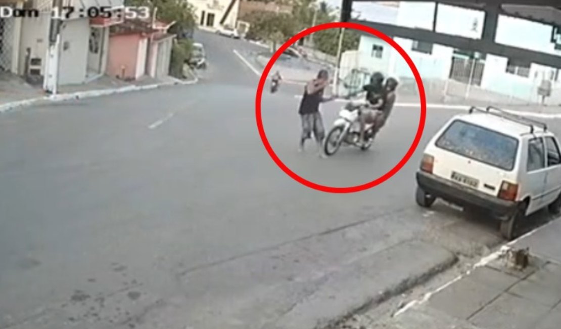 Câmeras flagram momento exato em que homem é atropelado por motocicleta em Coqueiro Seco