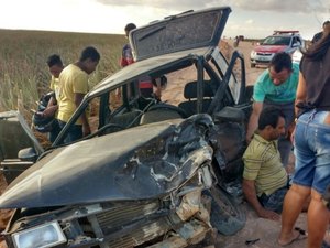 Após colisão, carro capota e deixa pelos menos um ferido