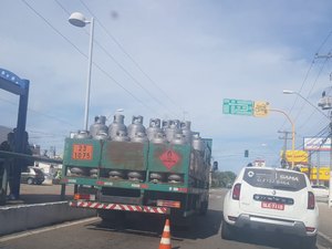 Caminhão quebrado deixa trânsito lento na Álvaro Calheiros