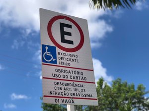SMTT fiscaliza estacionamento indevido em vagas prioritárias