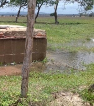 Casal vai consertar vazamento denunciado ao 7 Segundos em Girau