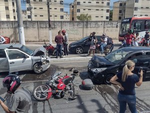 Acidente entre caminhão, carros e motos deixa feridos na Av. Cachoeira do Meirim