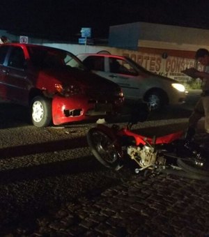 Motorista colide com motociclista ao cruzar rua sem atenção