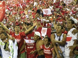 Criminosos armados rendem motorista e assaltam torcedores do CRB na BR-101