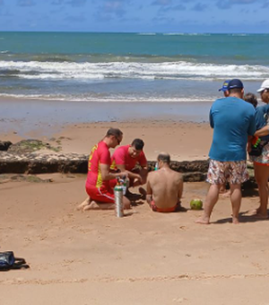 Bombeiros resgatam mãe e filho de afogamento em praia de Maceió