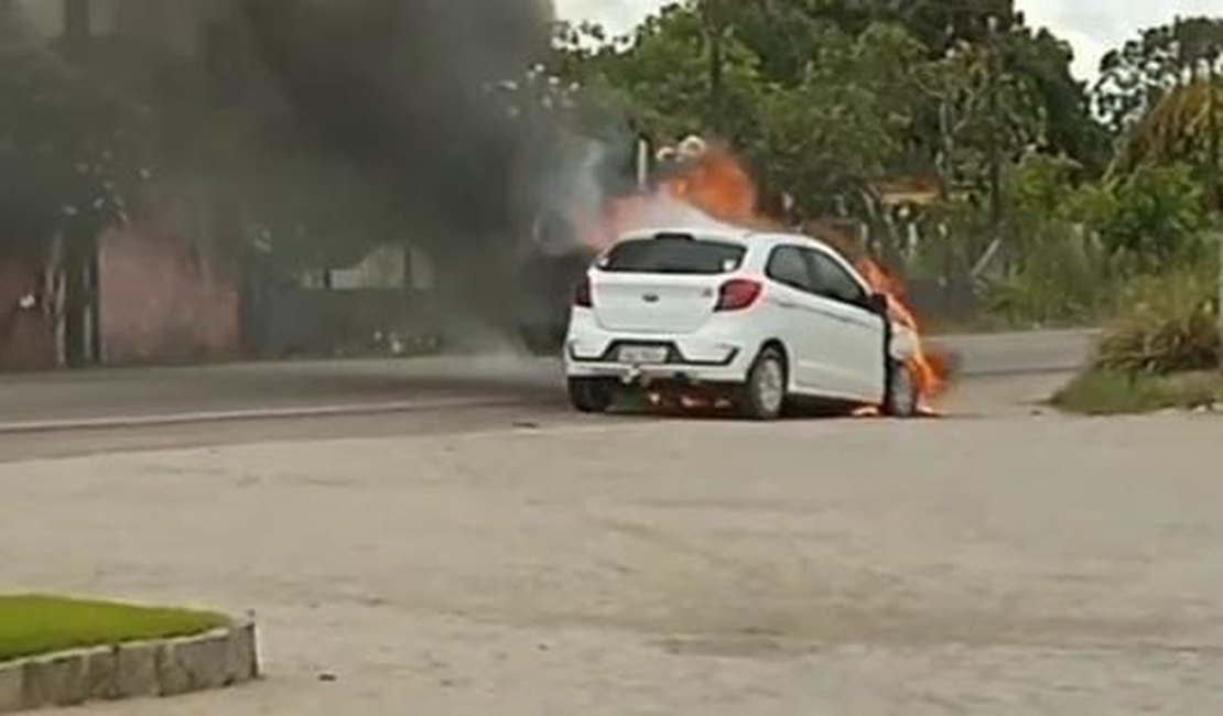 Bombeiros são acionados após carro pegar fogo, em São Sebastião