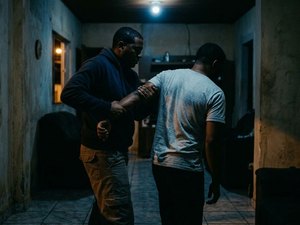 Morador imobiliza assaltante durante invasão à residência, em Arapiraca