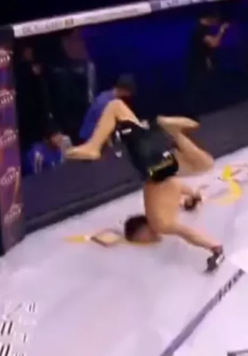 [Vídeo] Lutador cai de cara no chão ao comemorar vitória com mortal