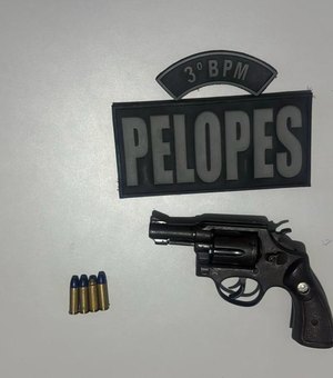 Jovem é preso após polícia apreender revólver e motocicleta em Arapiraca