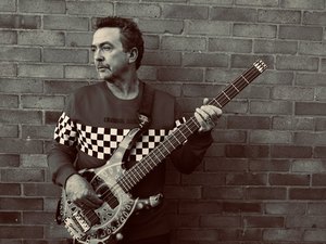 Tony Lewis, vocalista da banda britânica Outfield, morre aos 62 anos