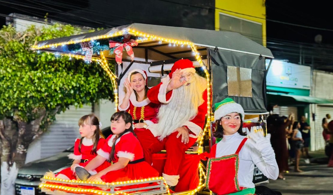 Prefeito de Junqueiro volta a surpreender e aparece como Papai Noel no acendimento das luzes natalinas