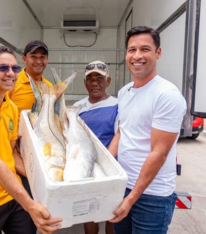 Com emenda de Rodrigo Cunha, pescadores recebem caminhão frigorífico e motores para barcos em Maceió