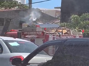 [Vídeo] Incêndio em estabelecimento comercial trava Avenida Fernandes Lima