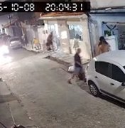 Vídeo flagra momento em que jovem é baleado e tenta fugir de atirador no Jacintinho
