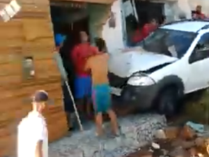 [Vídeo] Carro desgovernado atinge casa em São Miguel dos Campos