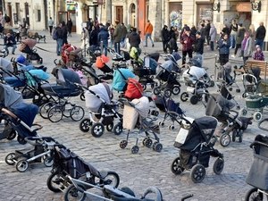 Carrinhos de bebês vazios são usados em protesto para lembrar de crianças mortas na Ucrânia