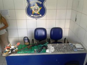 Bando é flagrado de 6kg de drogas e arma no bairro do Jacintinho