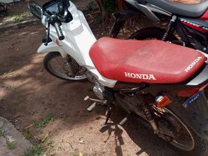 Motocicleta roubada em Craíbas é encontrada pela PM em plantação de mandioca em Arapiraca