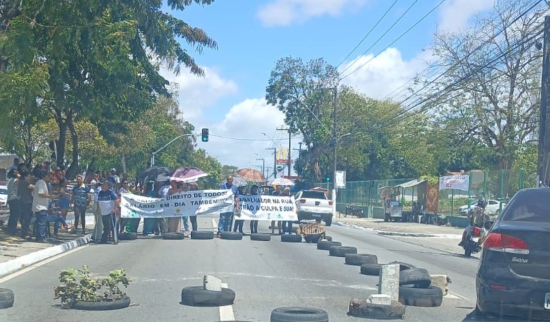 [Vídeo] Funcionários do Hospital Veredas fazem novo protesto por atraso salarial nesta quarta-feira (10)