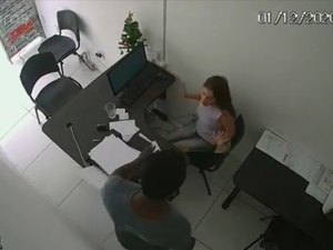 Vídeo mostra suspeito entrando em loja e levando celular de atendente