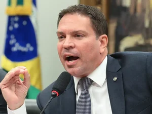 Moraes pede aos Estados Unidos extradição de Ramagem