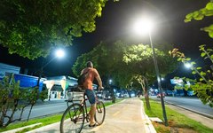 Nesta primeira fase, a partir da Praça Centenário, no bairro do Farol, serão instalados 330 dos 1100 postes previstos para iluminar os 7,5km da ciclovia, com postes com altura de 4,5 metros e do tipo