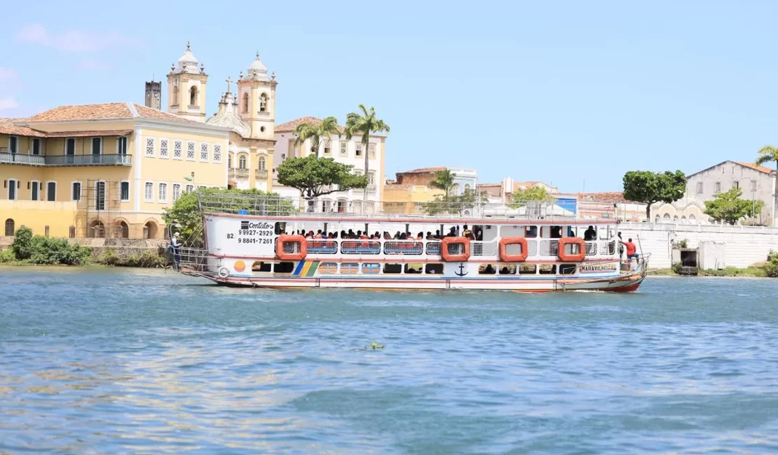 FPI do Rio São Francisco utiliza barco-escola durante atividades com estudantes em Penedo