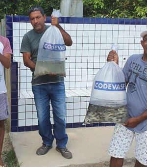 Piscicultores de assentamentos recebem alevinos em Maragogi