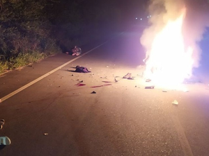 Colisão entre motocicletas deixa três pessoas feridas e veículos incendiados em Olivença
