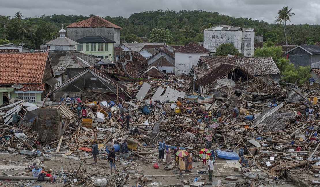 Passa dos 300 o número de mortos por tsunami na Indonésia
