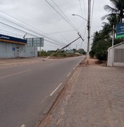 Motorista colide em poste de iluminação pública e foge do local do acidente em Arapiraca