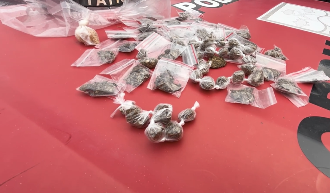 Jovem é flagrado escondendo drogas embaixo de mesa e acaba preso na Pajuçara