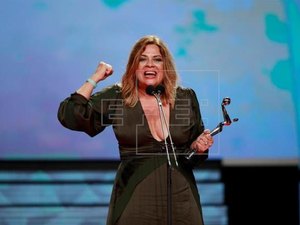 Brasileira grita 'Lula livre!' ao receber Platino de melhor direção de arte