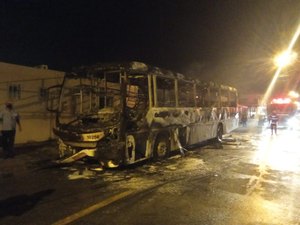 Ônibus é consumido pelo fogo no Eustáquio Gomes na noite de Natal
