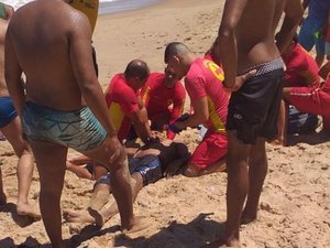Homem é resgatado após afogamento na Praia do Francês, em Marechal Deodoro