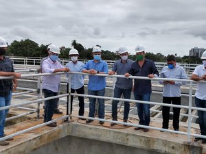 Diretores da Casal e secretário de Infraestrutura visitam obra no Farol
