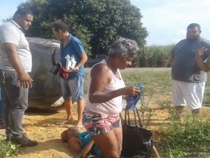 Motociclista se distrai com capotamento e provoca novo acidente em Rio Largo