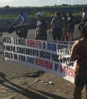 Moradores bloqueiam BR-104 em protesto contra falta d'água
