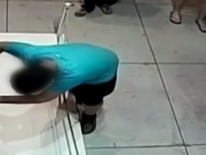 [VÍDEO] Garoto tropeça e rasga pintura avaliada em US$1,5 milhão