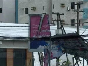 Após chuva e vento forte, outdoor fica pendurado sobre fiação na Av. Álvaro Calheiros