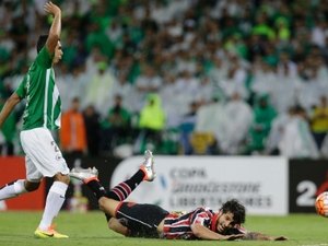 SP perde de virada, se revolta com arbitragem e dá adeus à Libertadores