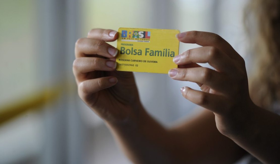 Bolsonaro assina 13° para beneficiários do Bolsa Família